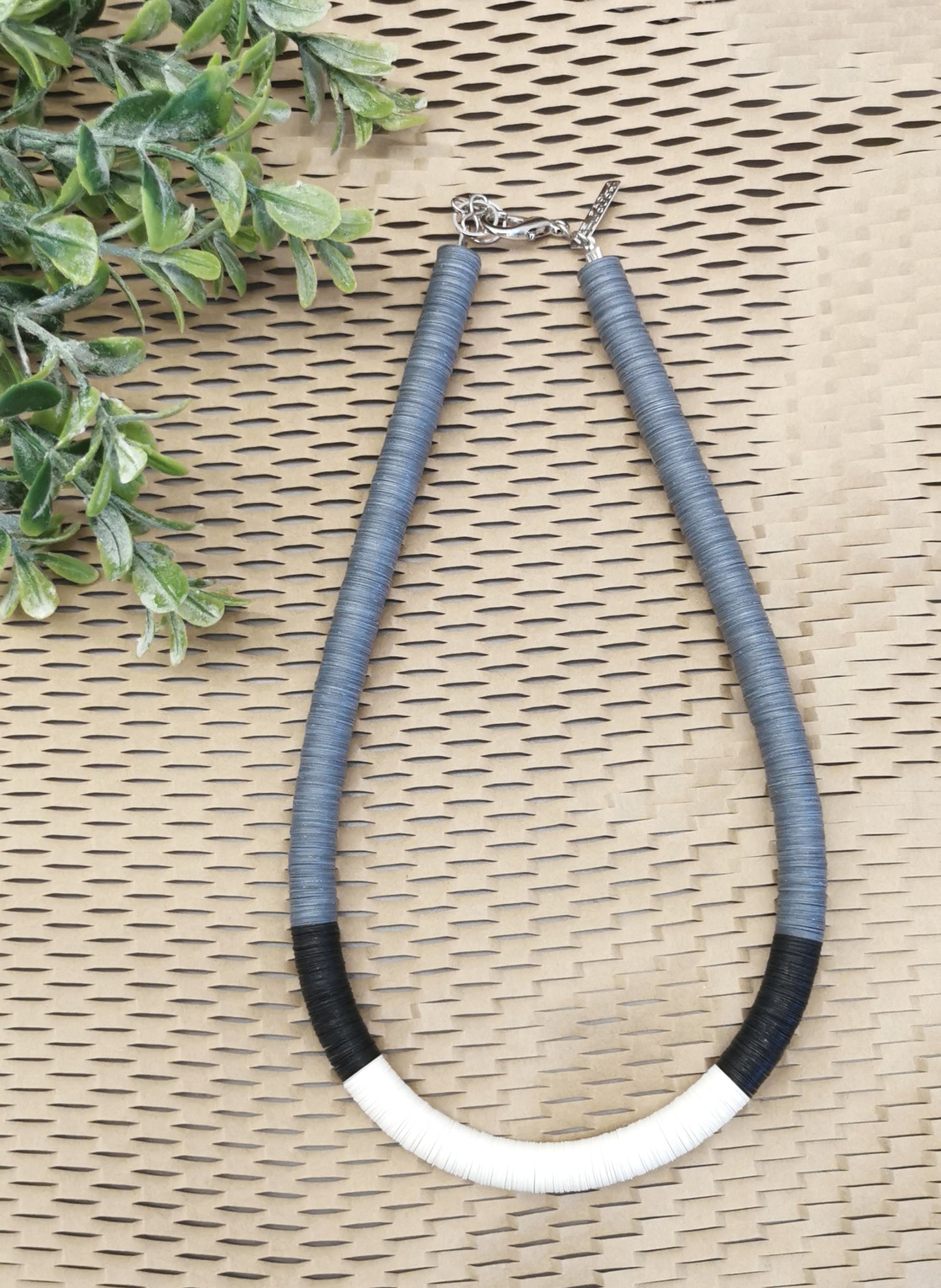 Colar Thais curto cinza, preto e off-white