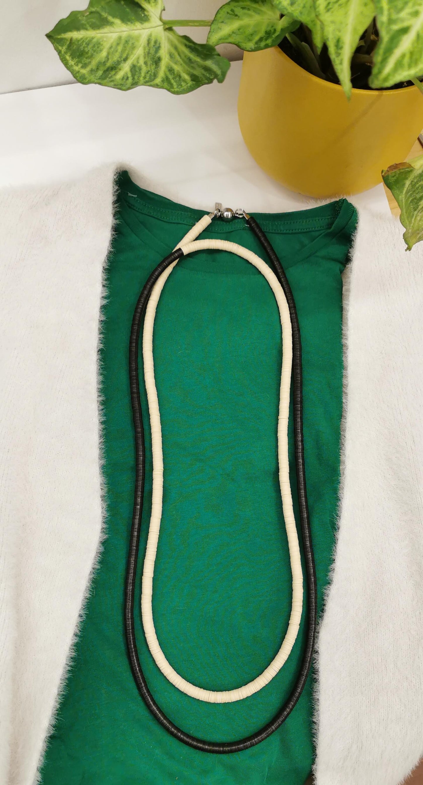 Colar Tejo slim longo preto e off-white