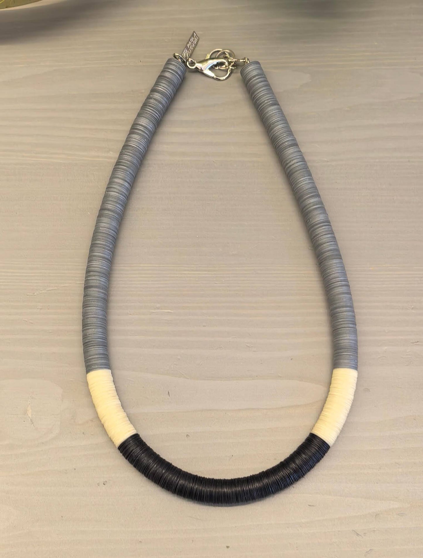 Round necklace in grey, off-white, and black