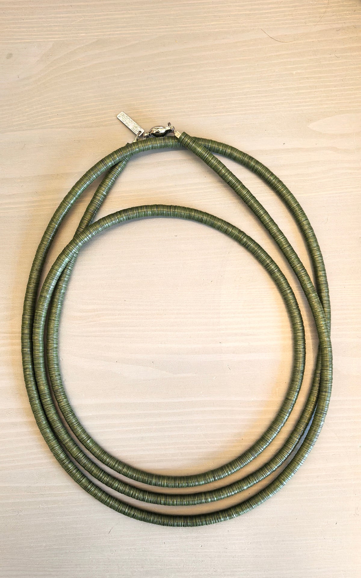 Long moss green slim Tejo necklace