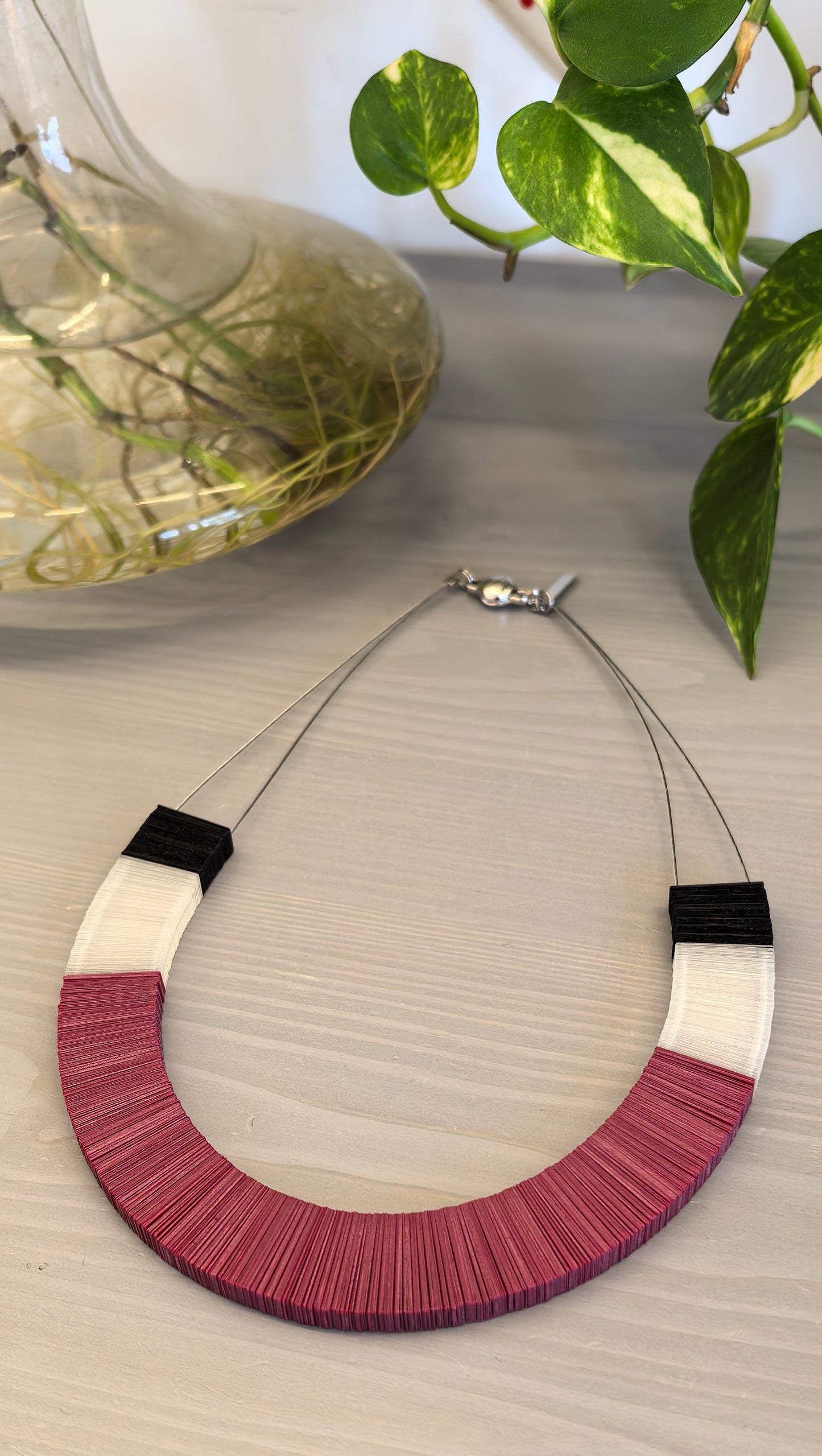 Colar Marsala, incolor e preto