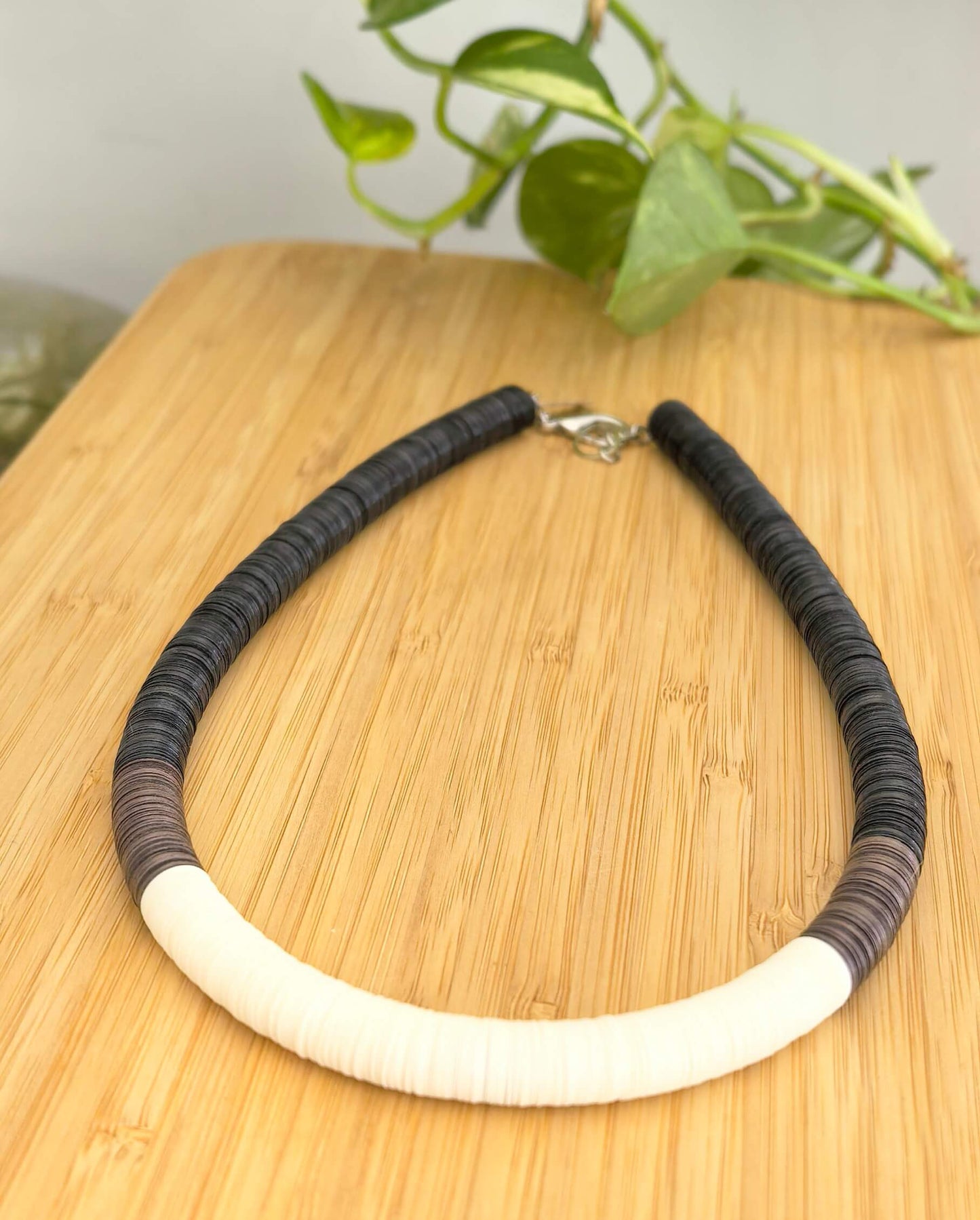 Colar Thais preto com detalhe off-white e marrom