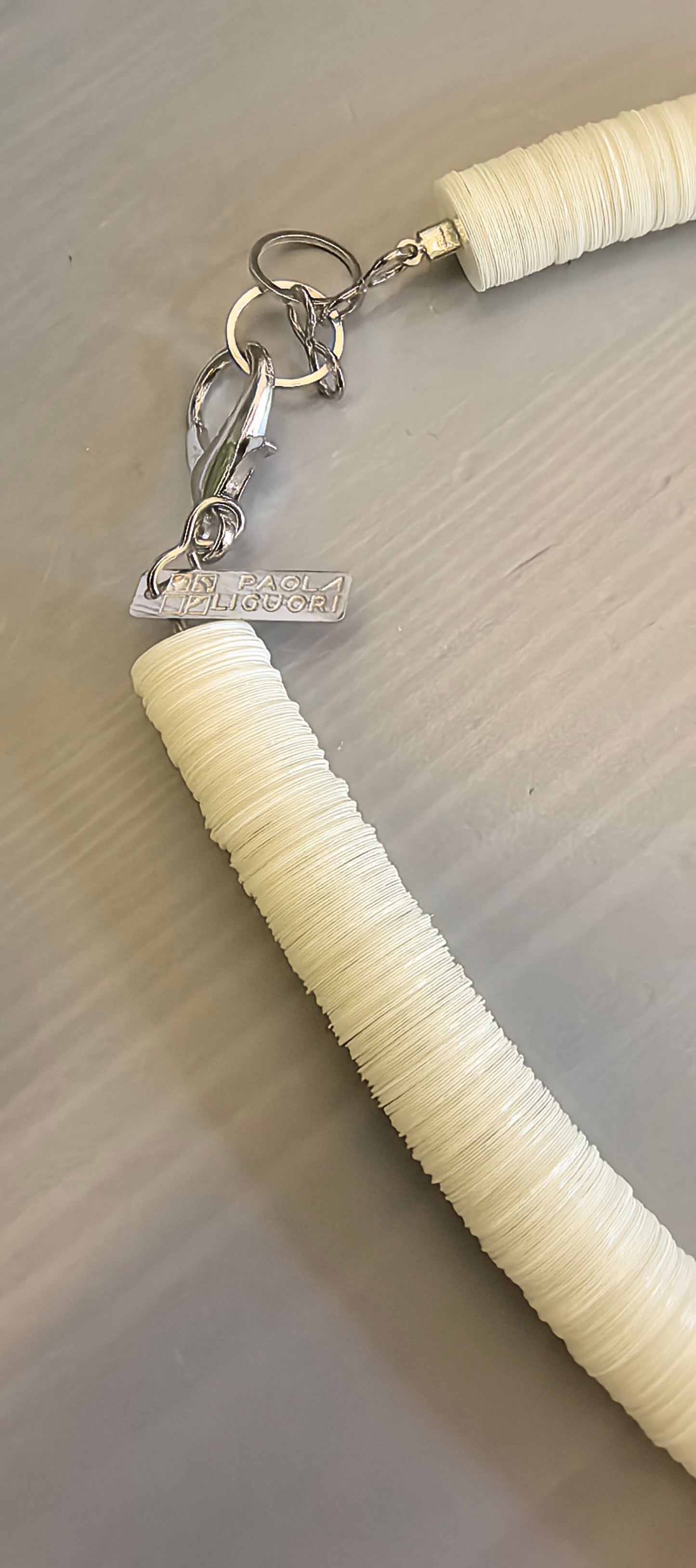 Colar redondo off-white, cinza e bordô