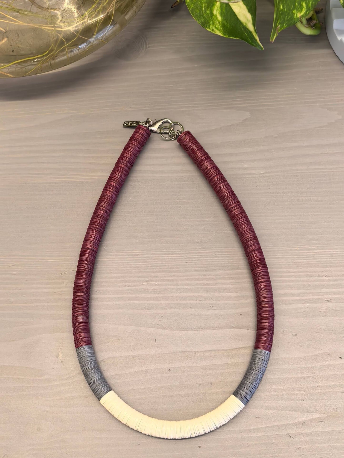 Round necklace in burgundy, grey and off-white