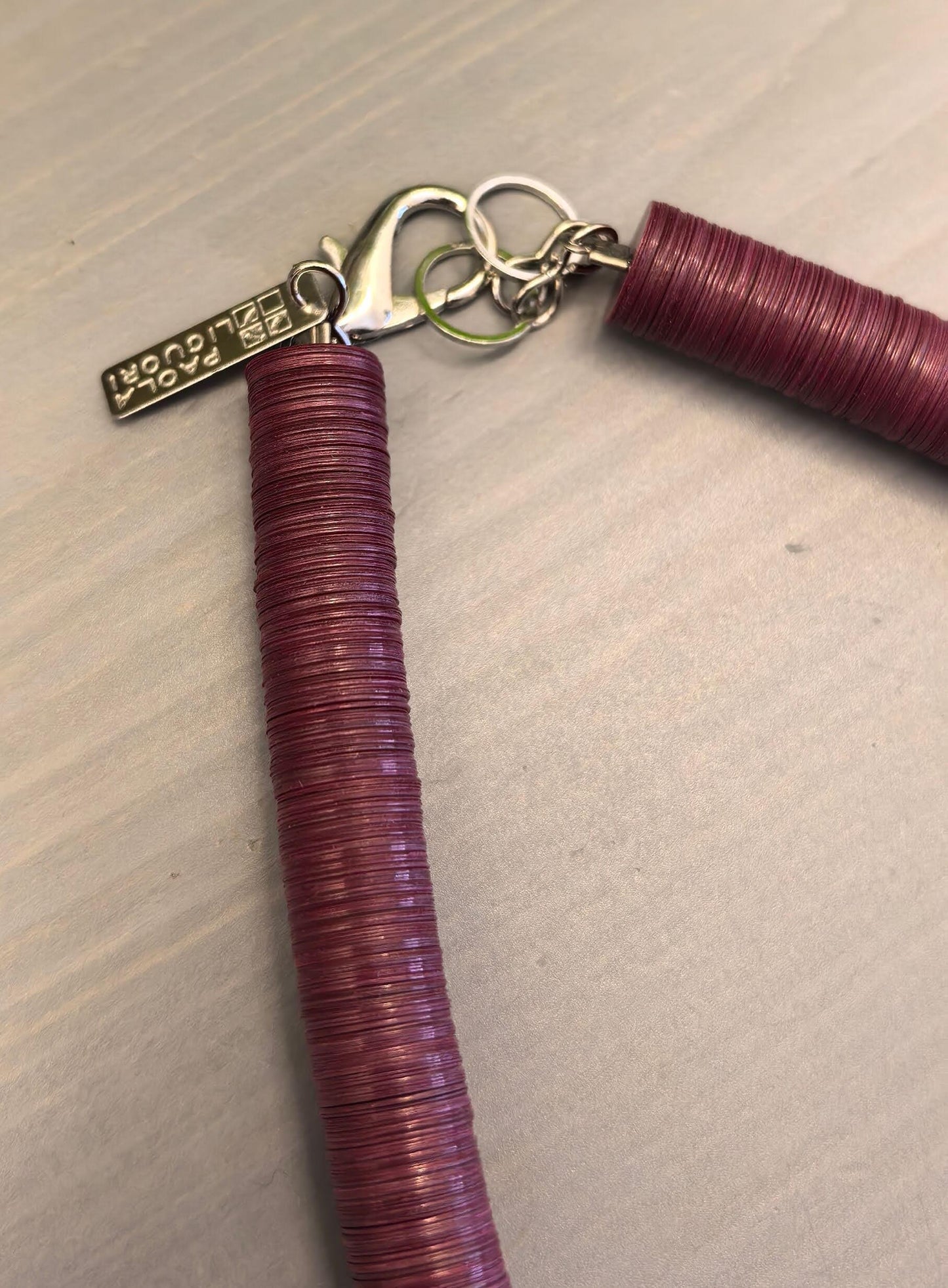 Round necklace in burgundy, grey and off-white