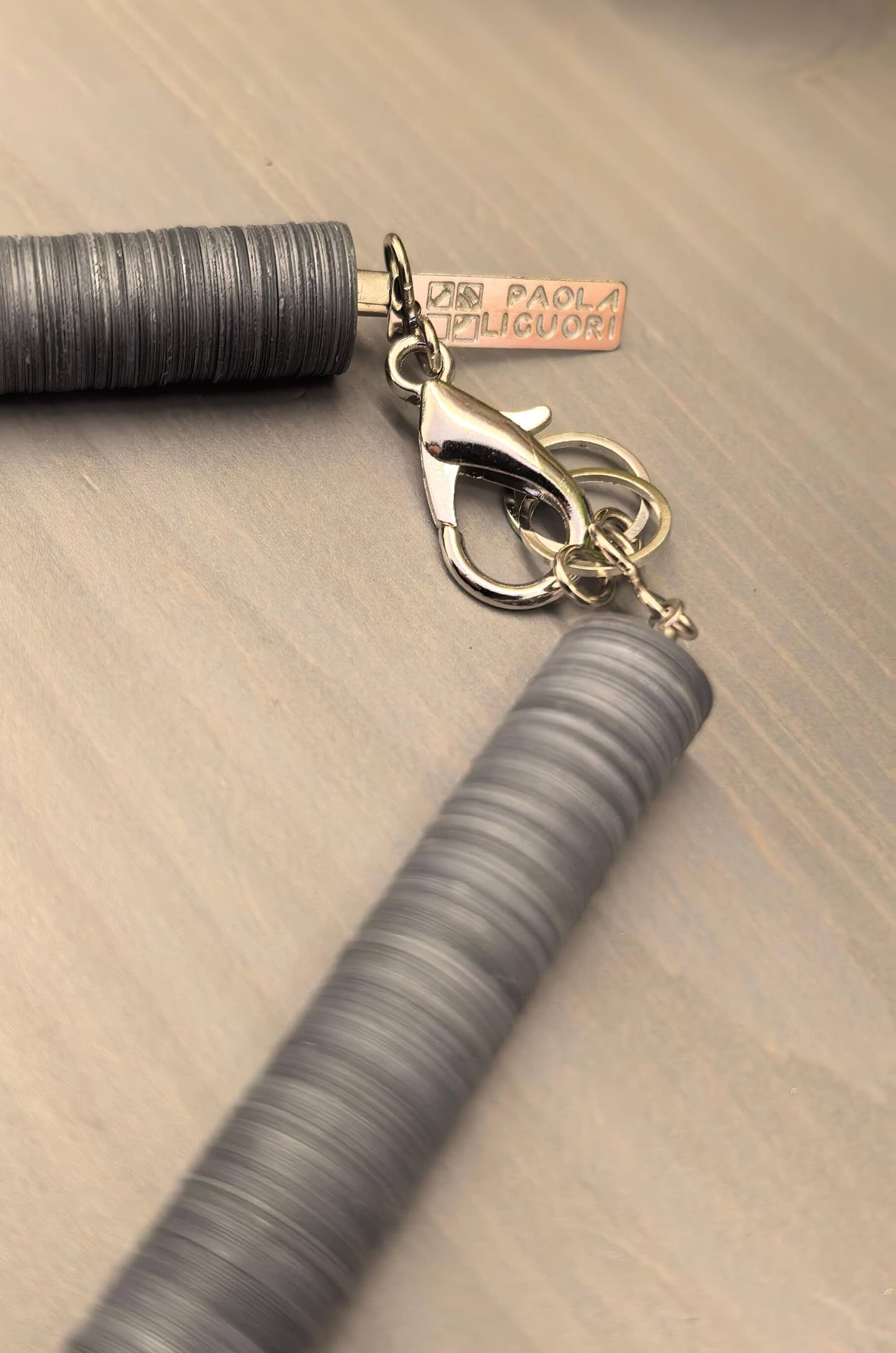 Round necklace in grey, off-white, and black