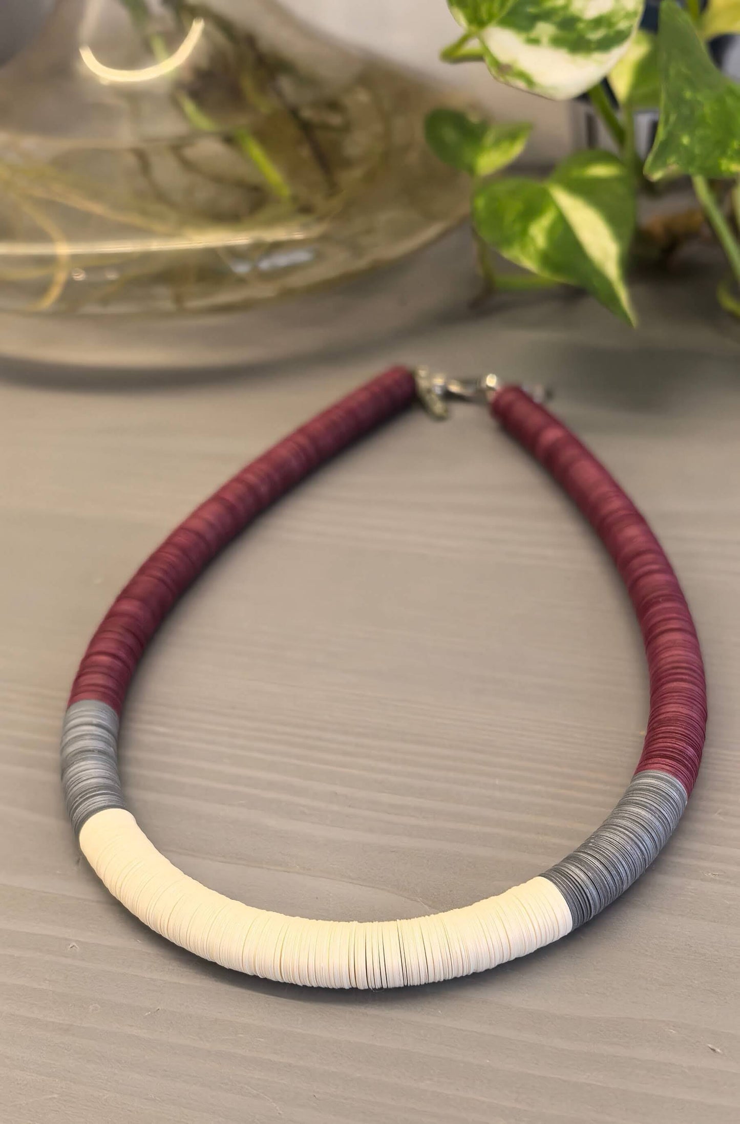 Round necklace in burgundy, grey and off-white