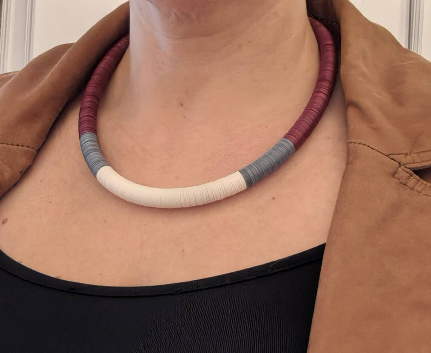 Round necklace in burgundy, grey and off-white
