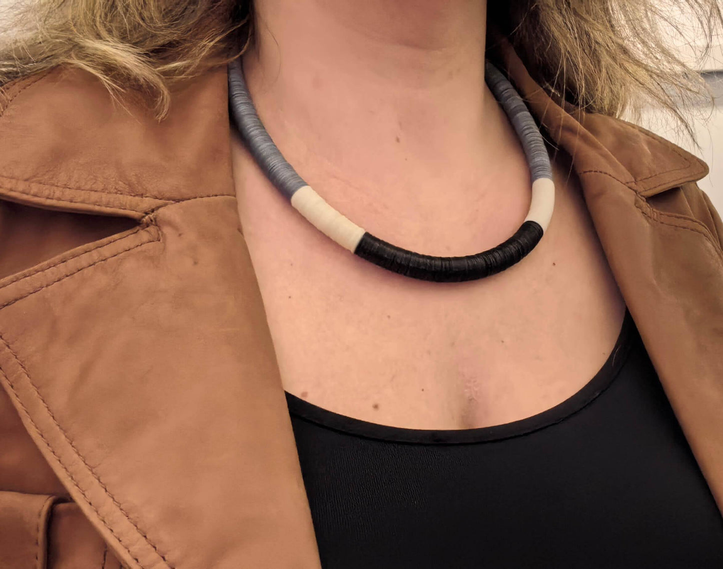 Round necklace in grey, off-white, and black