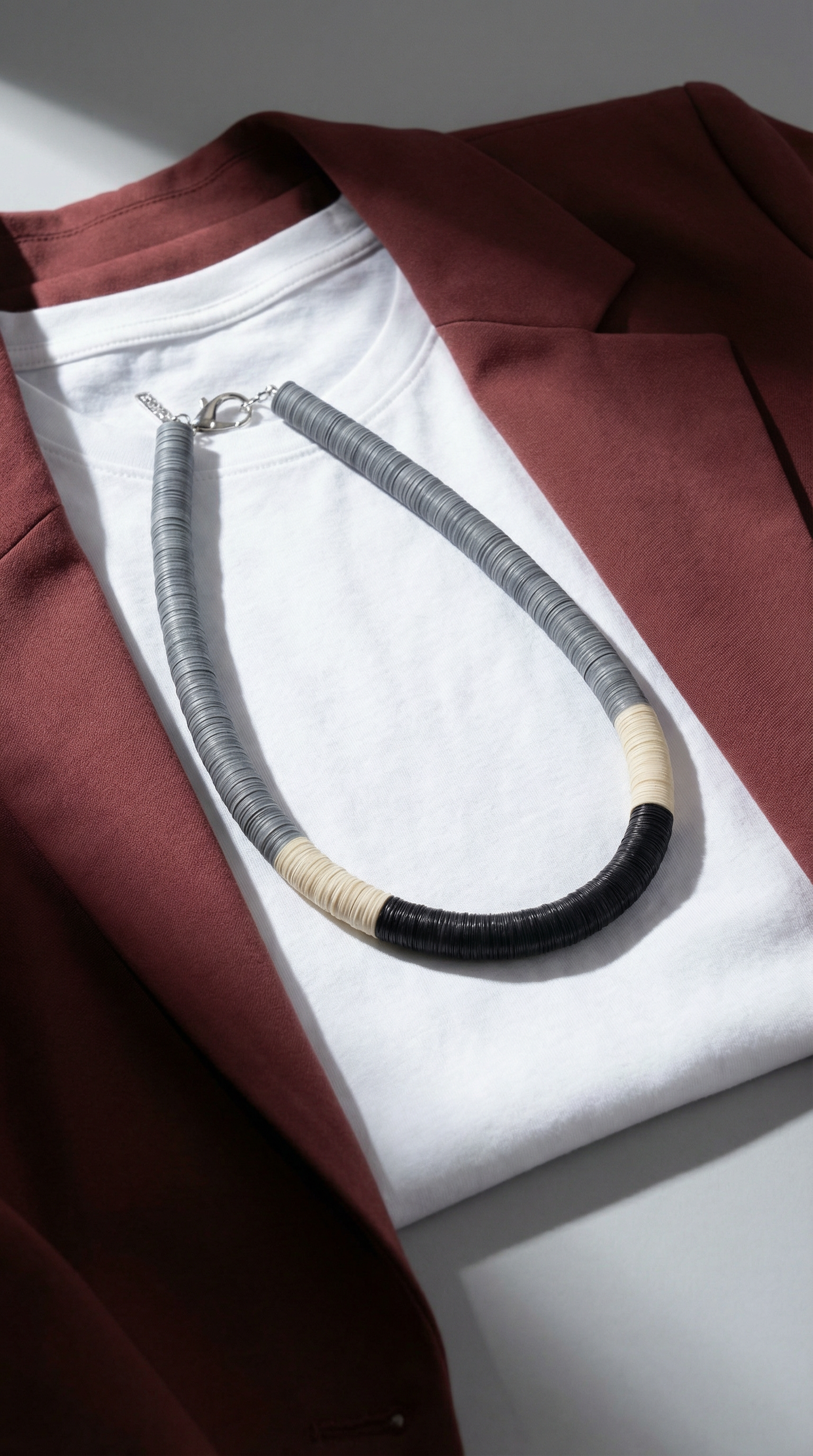 Round necklace in grey, off-white, and black