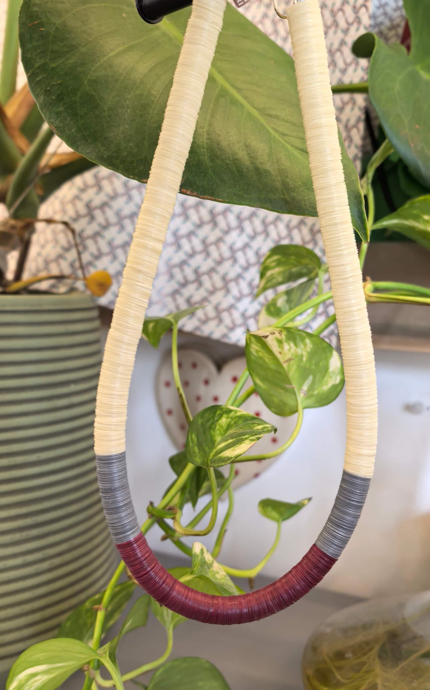 Colar redondo off-white, cinza e bordô