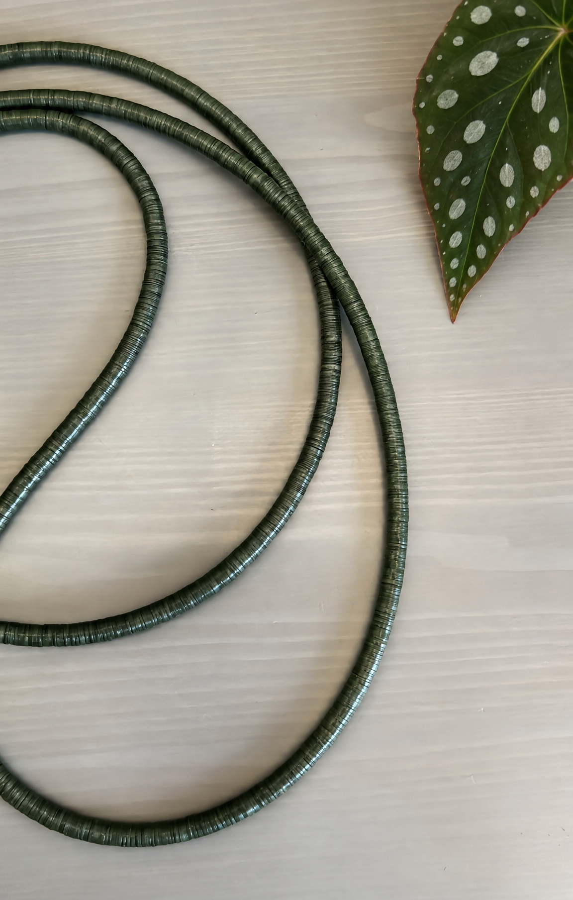 Long moss green slim Tejo necklace