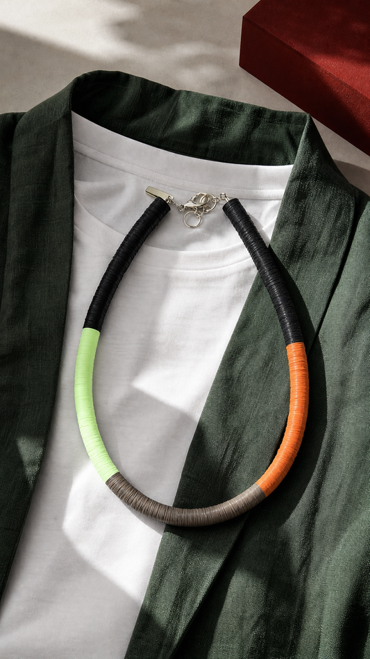 Colar redondo preto, verde, laranja e fendi