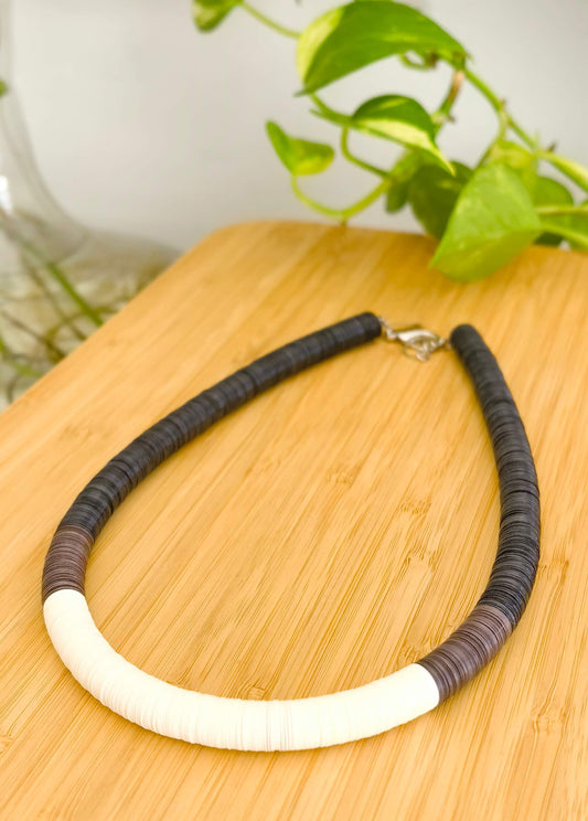 Colar Thais preto com detalhe off-white e marrom