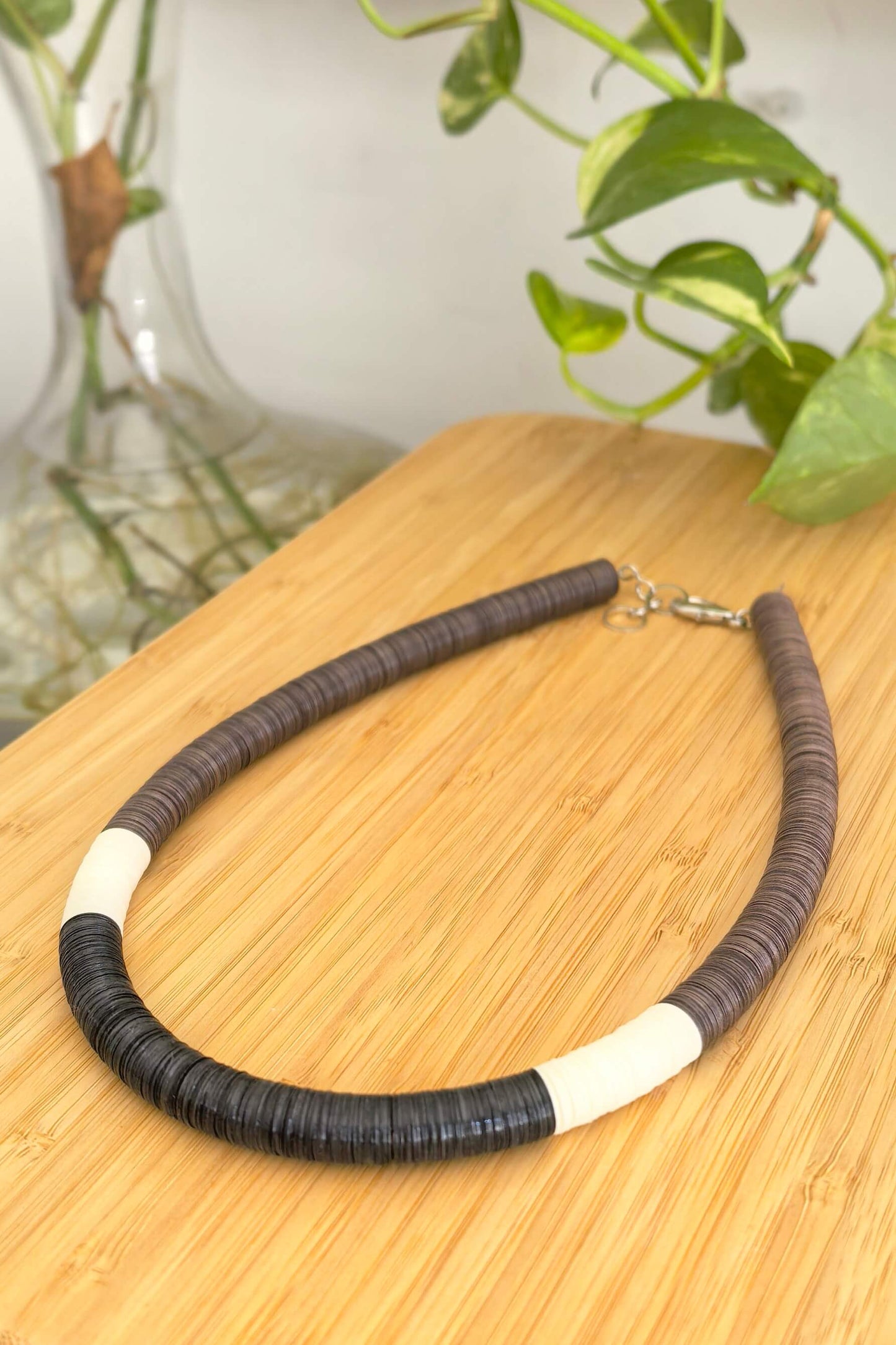 Colar Thais marrom, off-white e preto