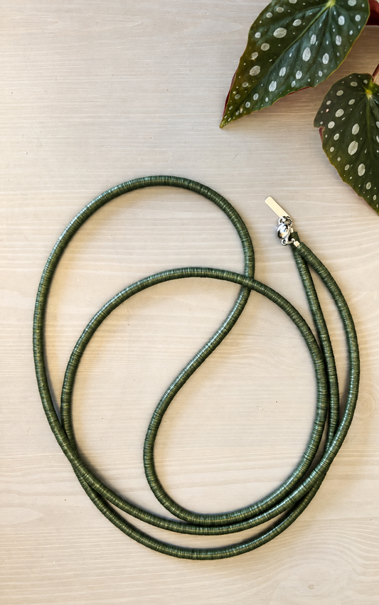 Colar Tejo slim longo verde musgo