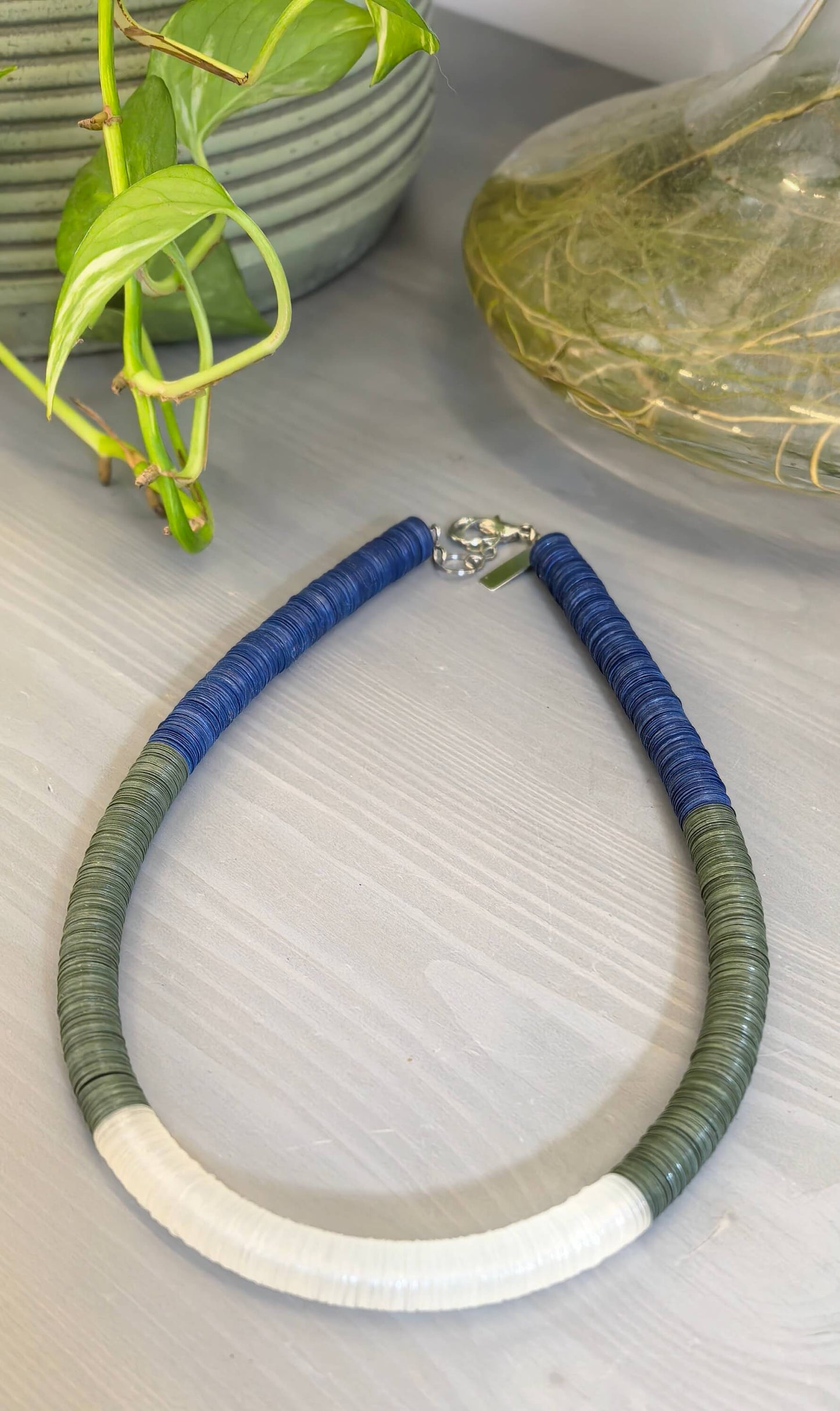 Colar marinho, verde e incolor