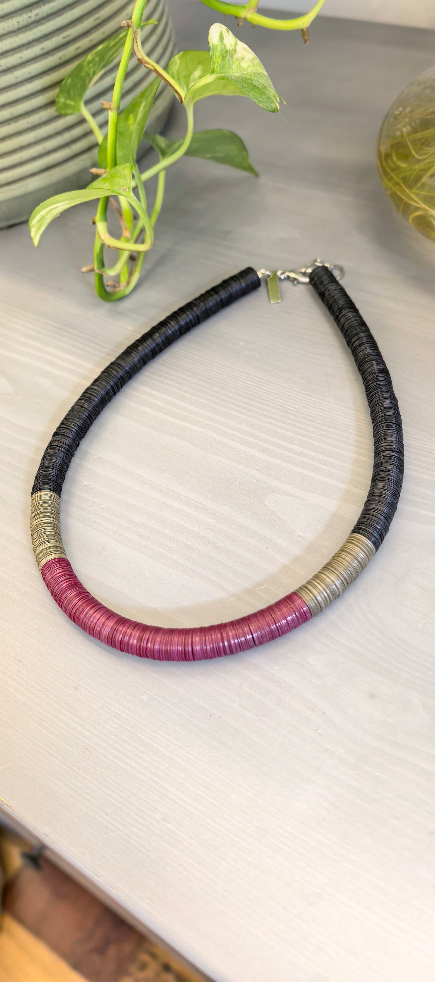 Colar redondo preto, ouro velho e bordô