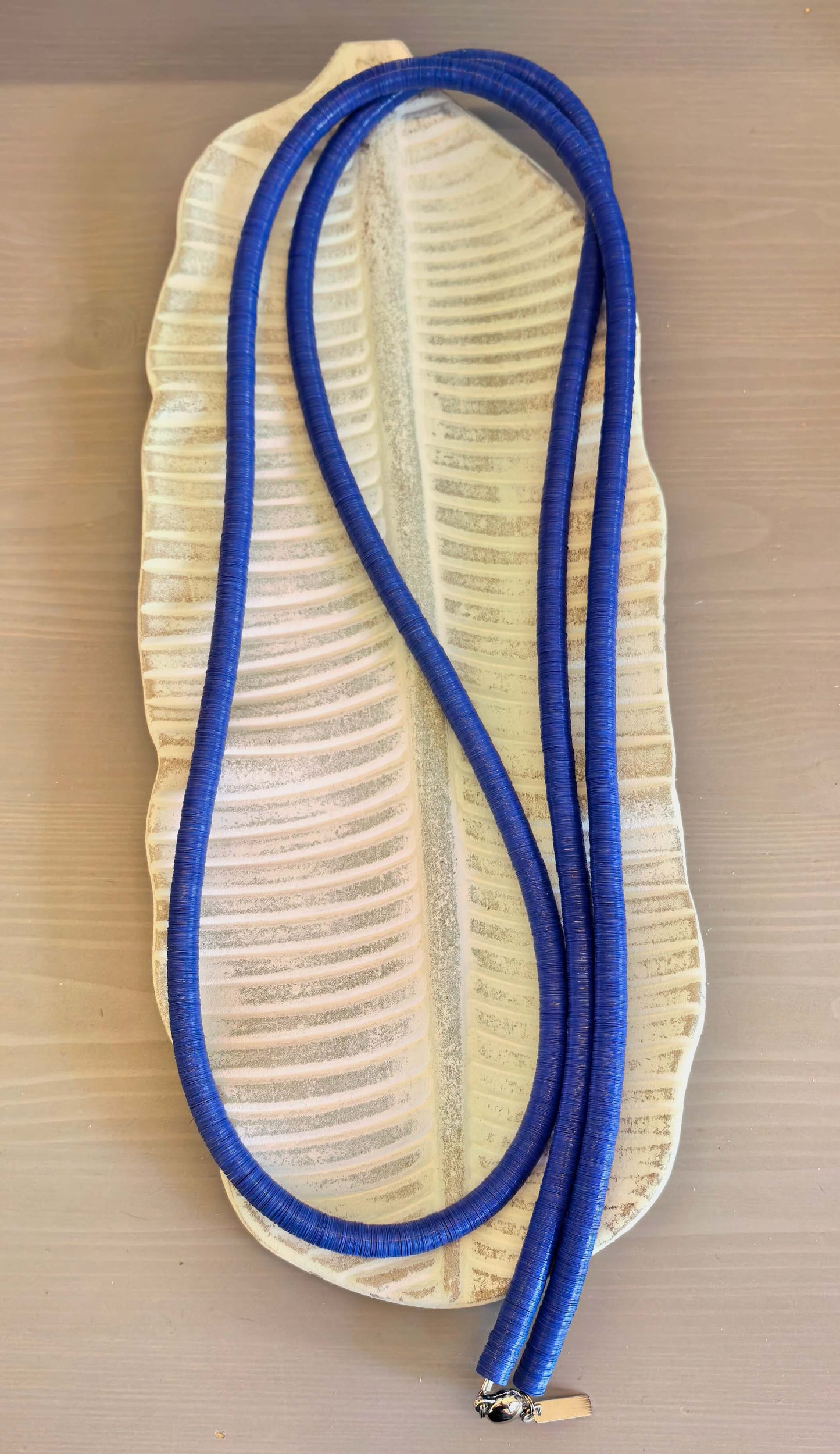 Colar longo azul royal