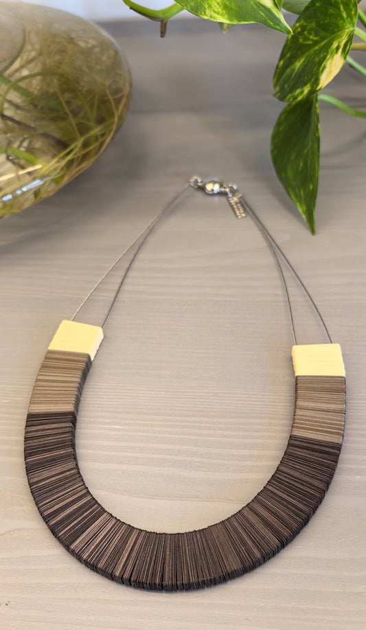 Colar marrom, fendi e creme