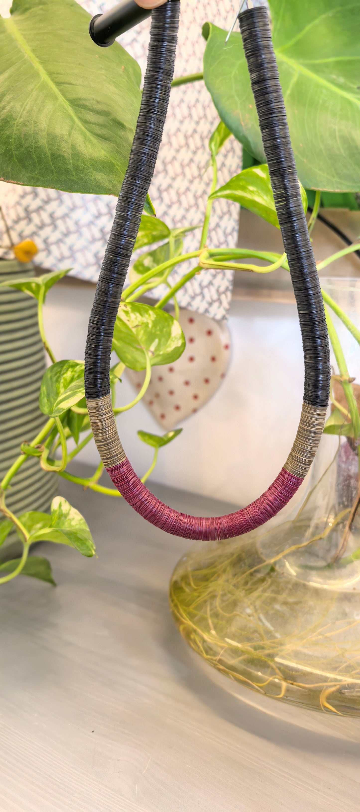 Colar redondo preto, ouro velho e bordô