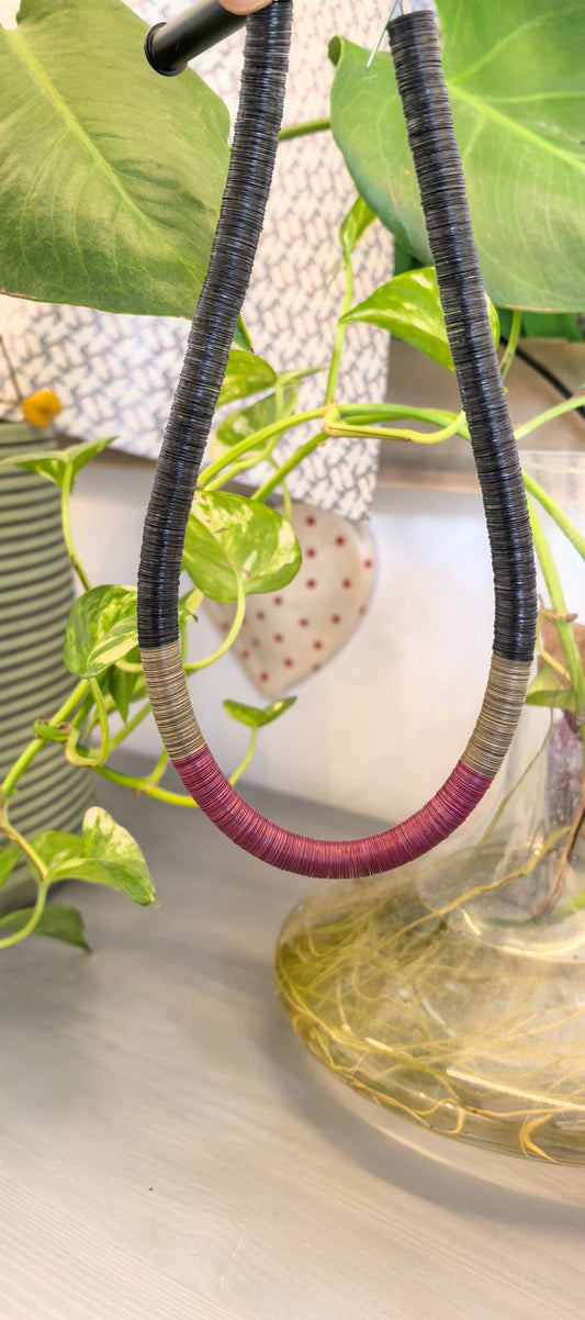 Colar redondo preto, ouro velho e bordô